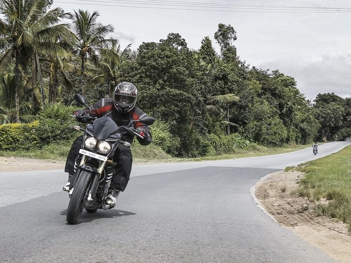 Mahindra Mojo review cornering shot