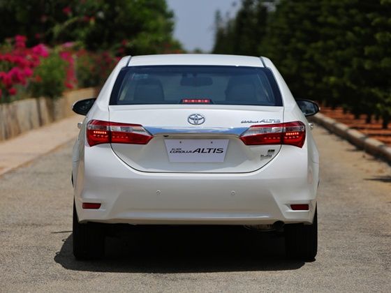 Toyota corolla altis on road price in india